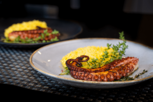 Polvo Grelhado com Risoto de Açafrão