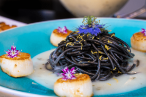 Vieiras com Spaghetti ao Nero di Seppia